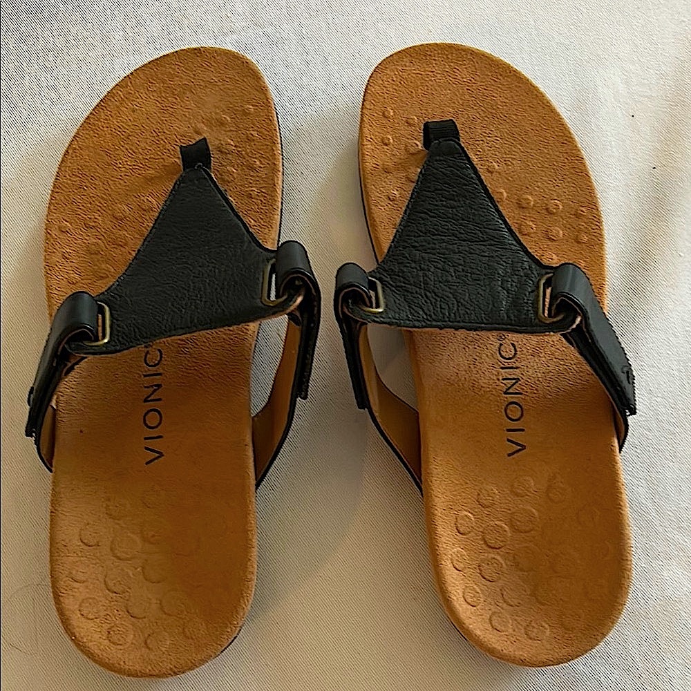 Excellent Vionic leather thongs/sandals. Adjustable width.